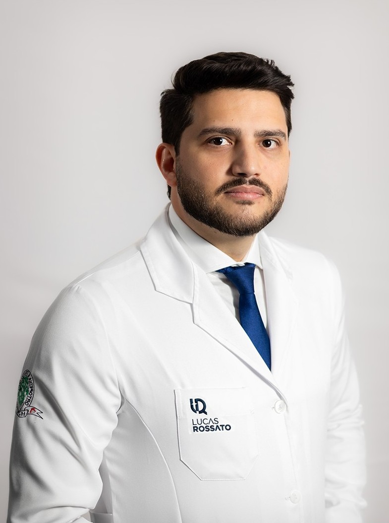 Dr. Lucas Rossato em ambiente clínico